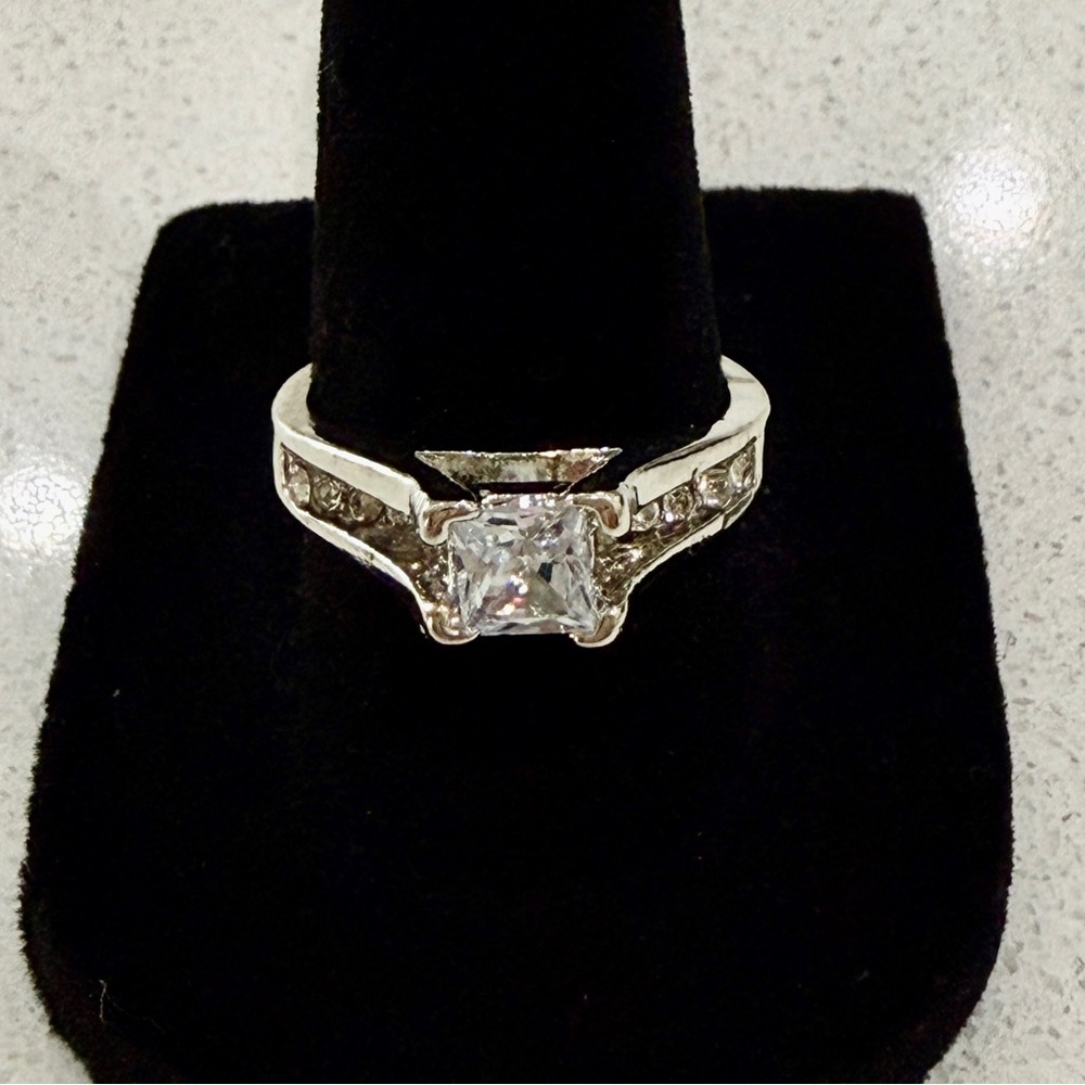 NWOT Rhinestone and Silver Tone Cocktail Ring